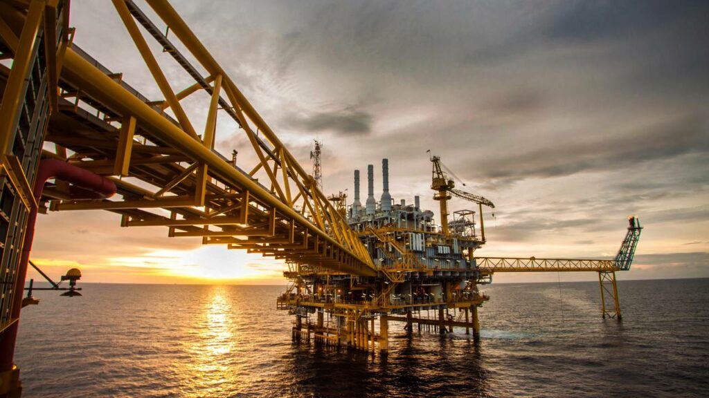 A estrutura gigante que vive ancorada no mar, processa petróleo e abriga 150 pessoas