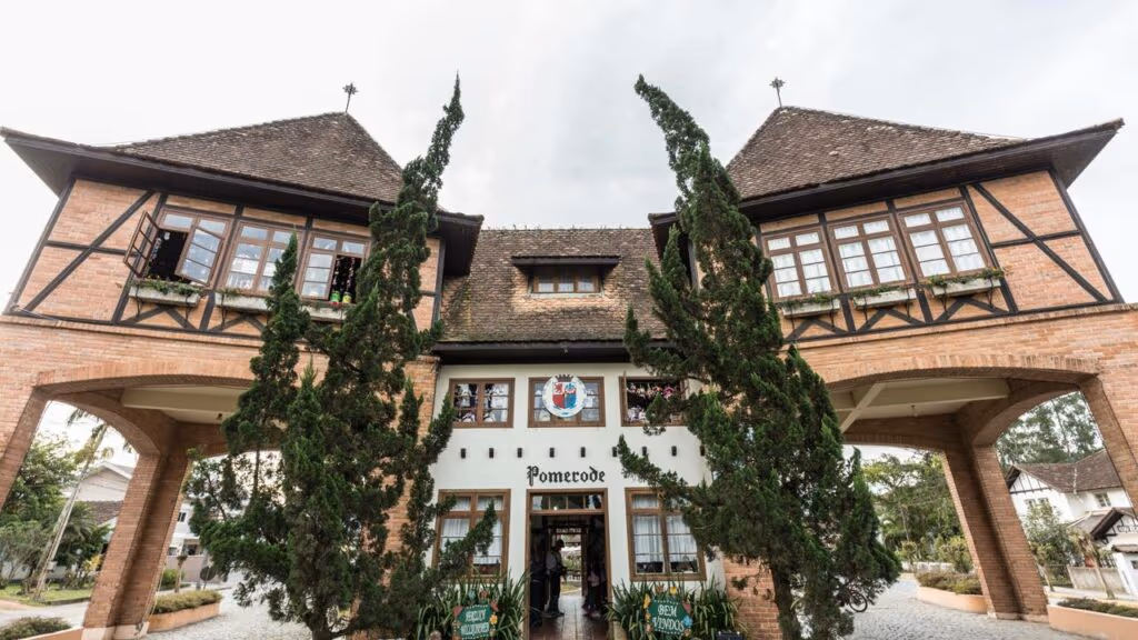 A cidade brasileira onde todas as casas precisam ter o mesmo tipo de telhado