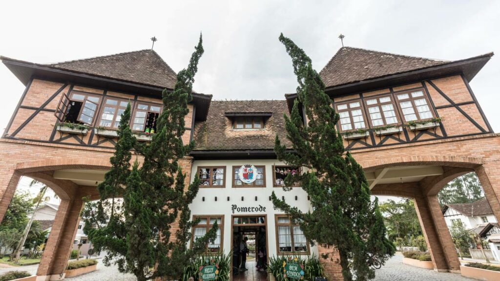 A cidade brasileira onde todas as casas precisam ter o mesmo tipo de telhado