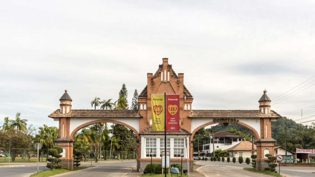 A cidade brasileira onde todas as casas precisam ter o mesmo tipo de telhado