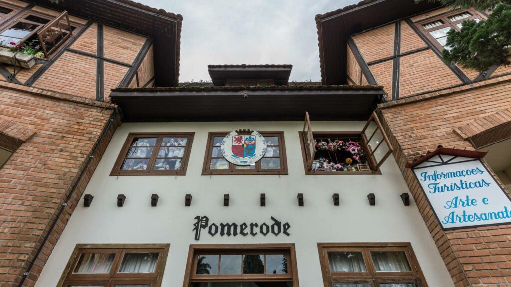 A cidade brasileira onde todas as casas precisam ter o mesmo tipo de telhado