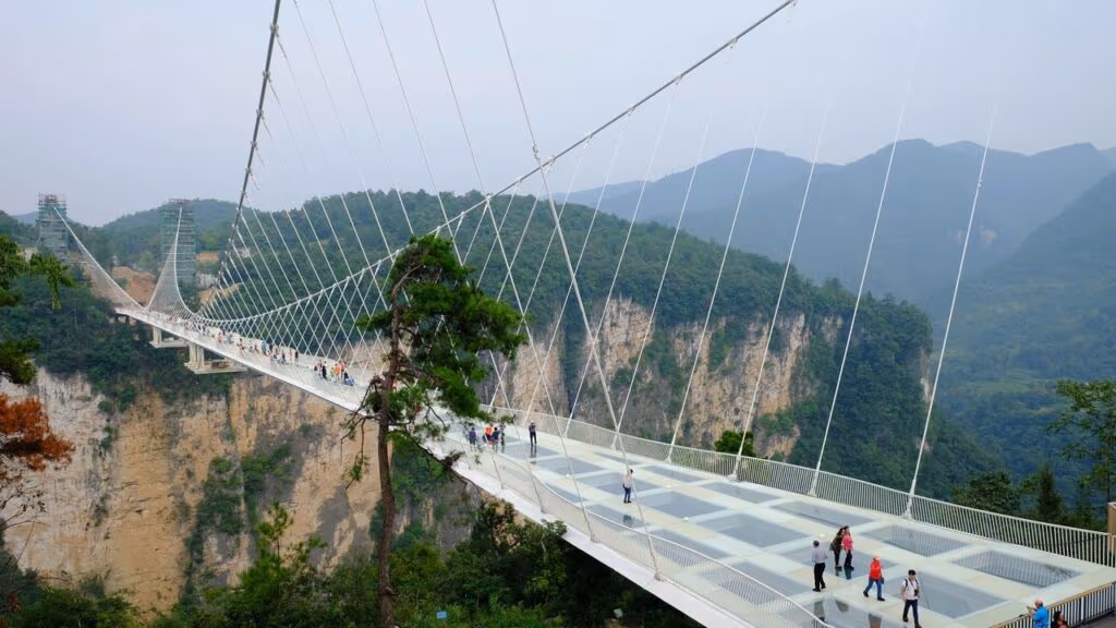 O que tem embaixo dessa ponte de vidro deixa qualquer um gelado