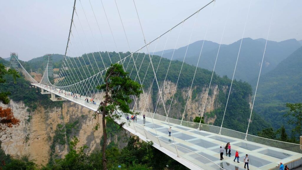 O que tem embaixo dessa ponte de vidro deixa qualquer um gelado