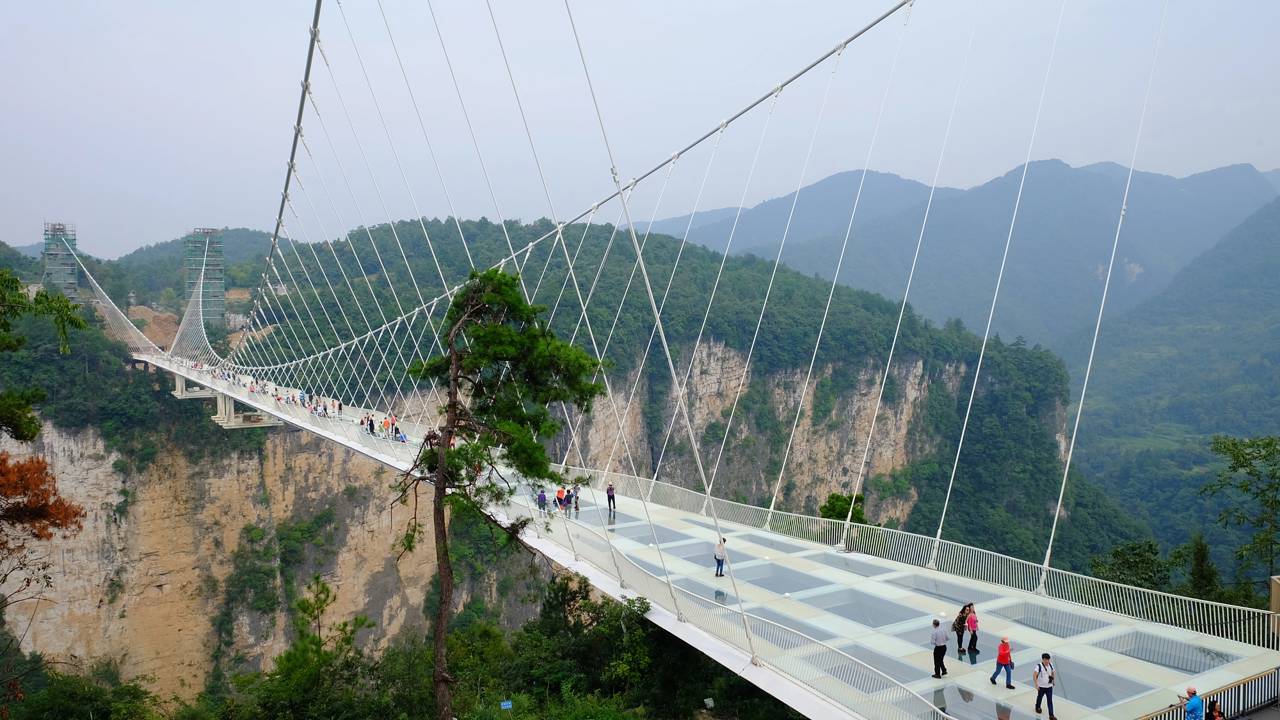 O que tem embaixo dessa ponte de vidro deixa qualquer um gelado