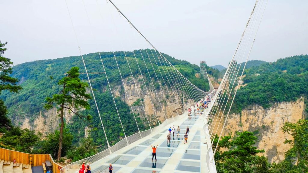 O que tem embaixo dessa ponte de vidro deixa qualquer um gelado