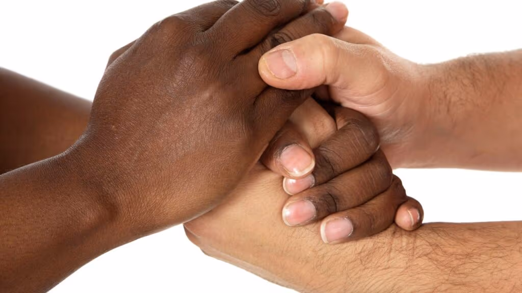 O que diz a lei sobre a responsabilidade da escola indenizar estudante vítima de racismo dos colegas?