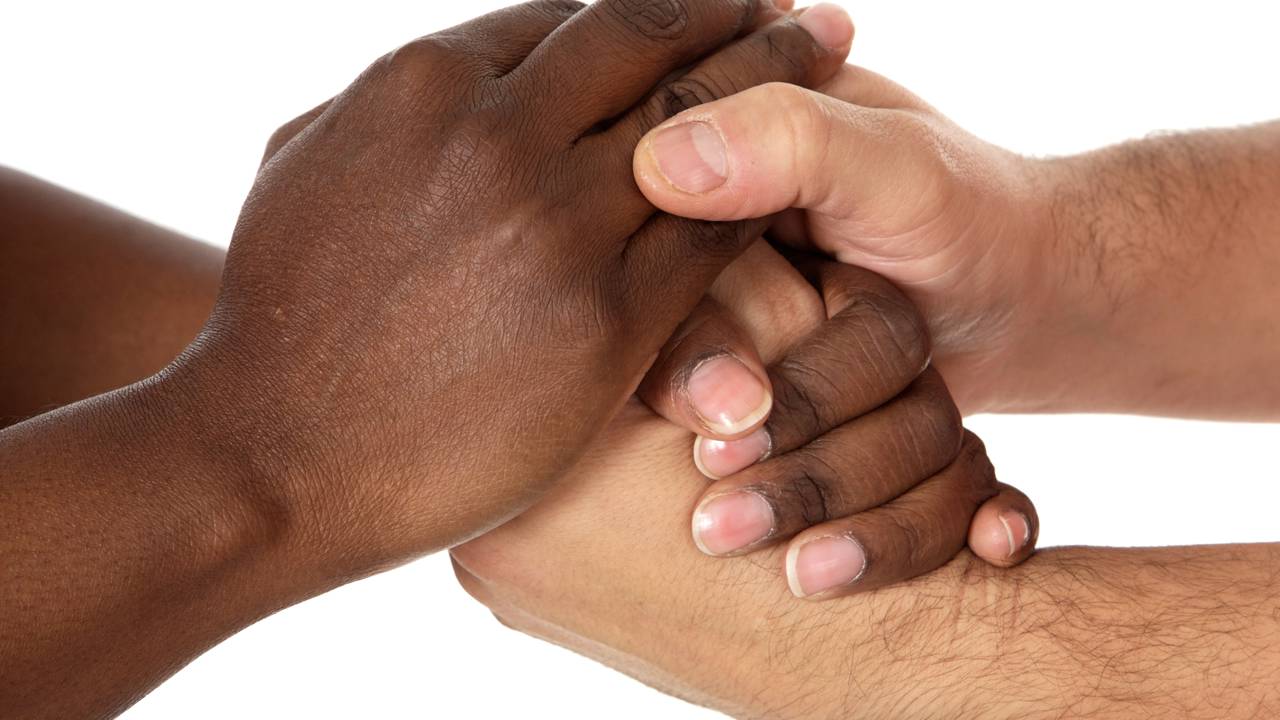 O que diz a lei sobre a responsabilidade da escola indenizar estudante vítima de racismo dos colegas?