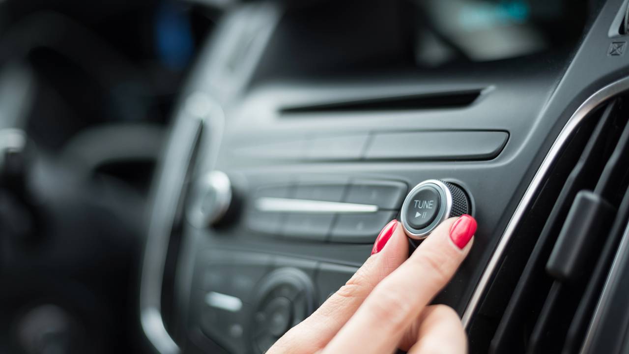 Por que sentimos vontade de abaixar o volume do rádio quando estamos no trânsito?