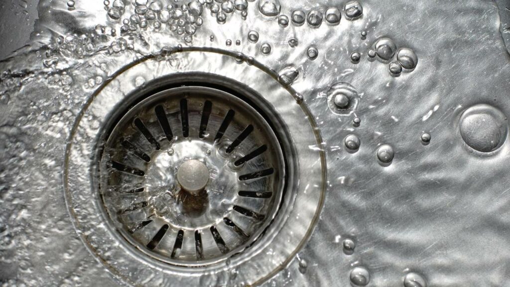 Garota de 14 anos cria um sistema de economia de água surpreendente