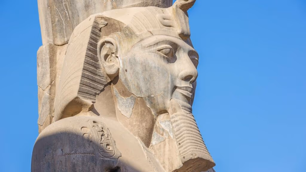 Após 96 anos enterrada na areia, a metade perdida de Ramessés II é descoberta