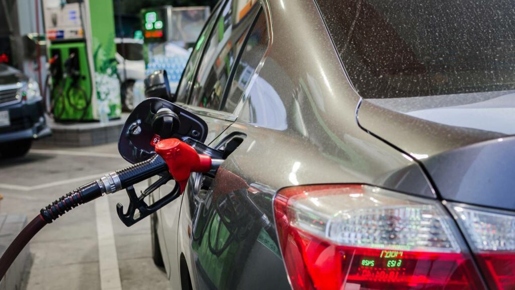 Carros a combustão gastam bem mais para rodar a mesma distância - Créditos: depositphotos.com / khongkitwiriyachan