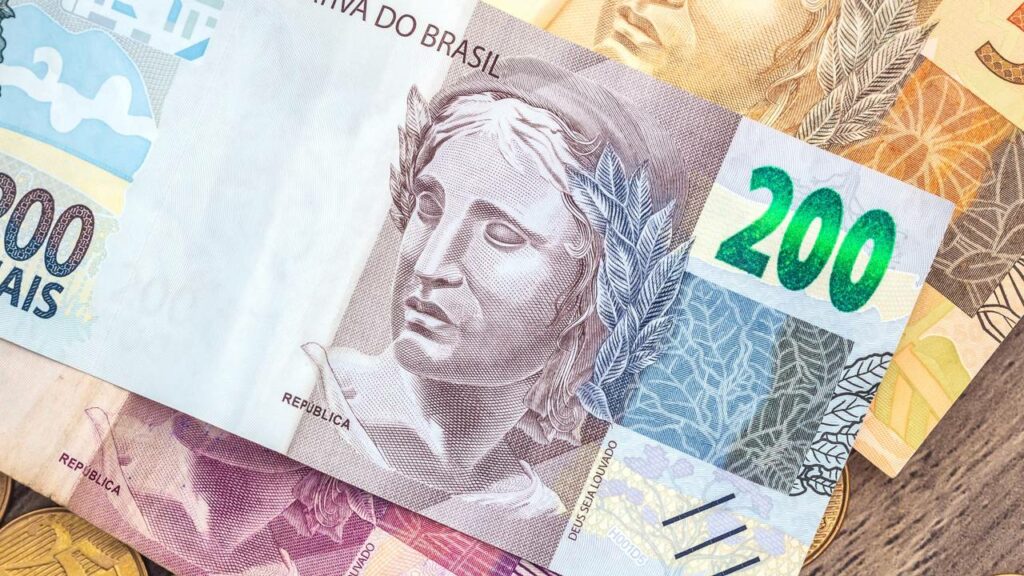 O que a psicologia diz sobre quem organiza dinheiro por ordem?