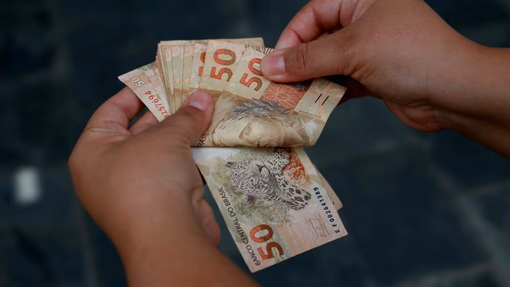 Quem trabalha por comissão tem direito a salário mínimo?