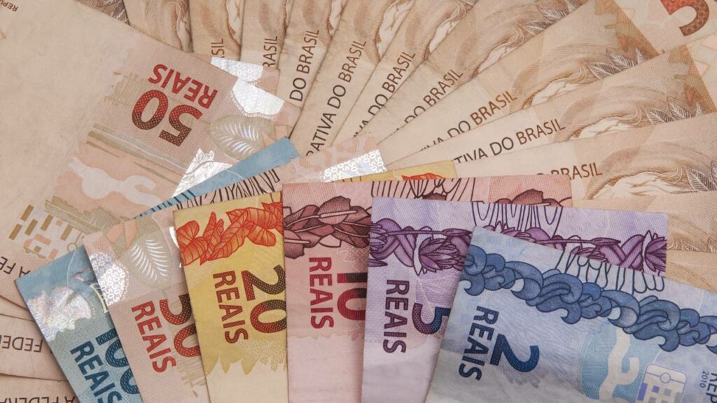 O que a psicologia diz sobre quem organiza dinheiro por ordem?