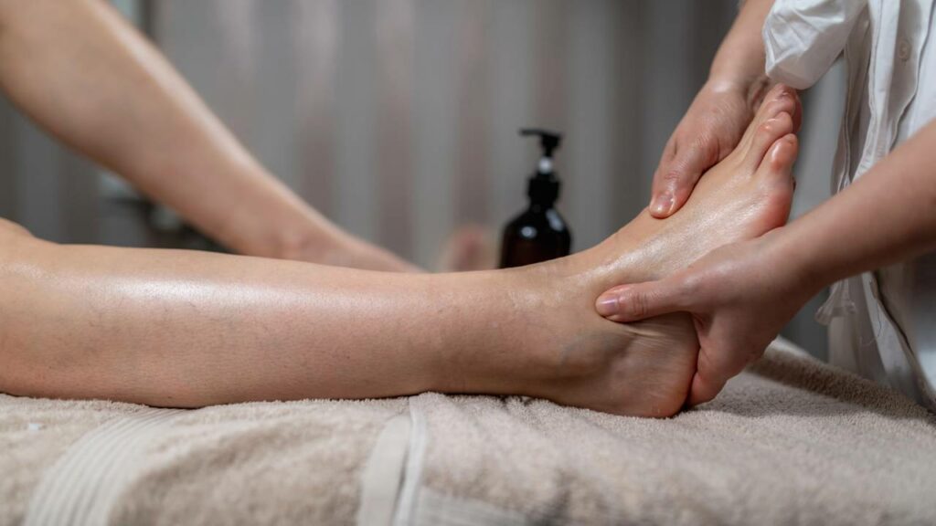 Por que o corpo incha mais no calor e o que fazer para evitar