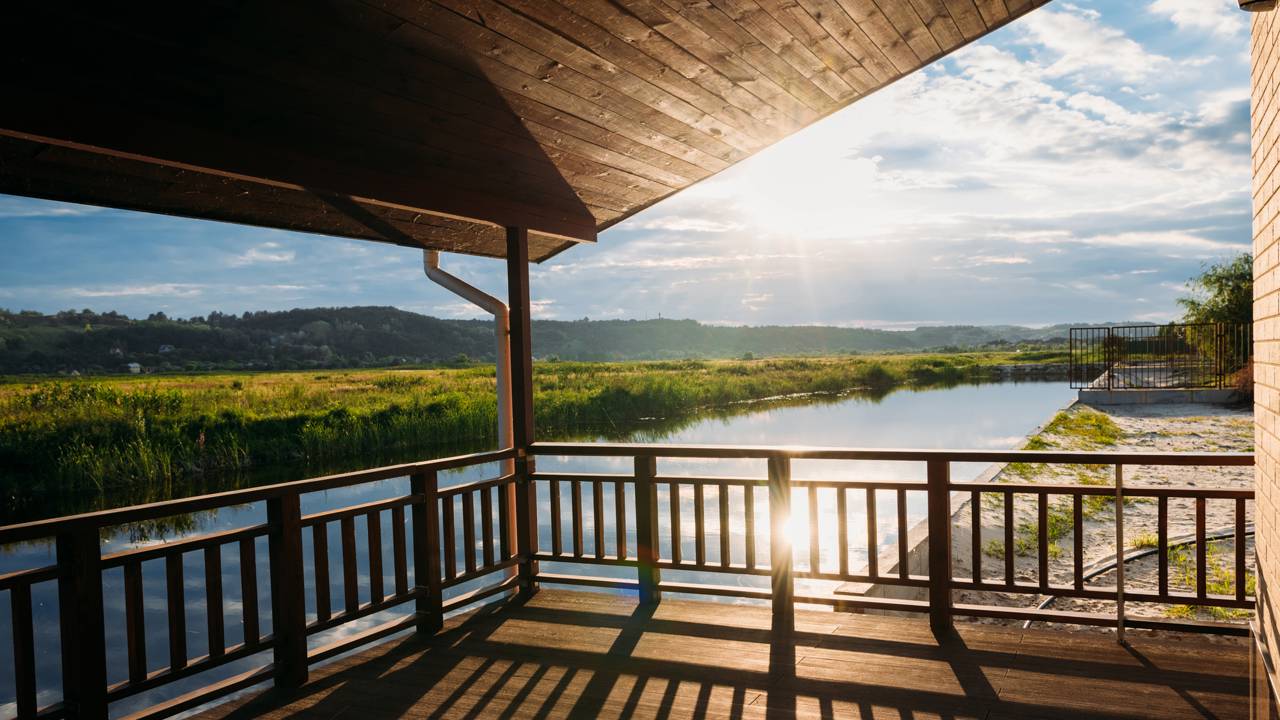 Ela trocou o barulho da cidade pela Serra da Mantiqueira e hoje gera energia própria sem quase produzir lixo