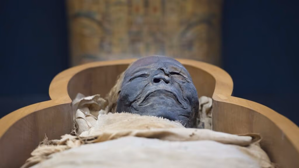 Abriram ataúde de 2 mil anos e encontraram outro dentro dele