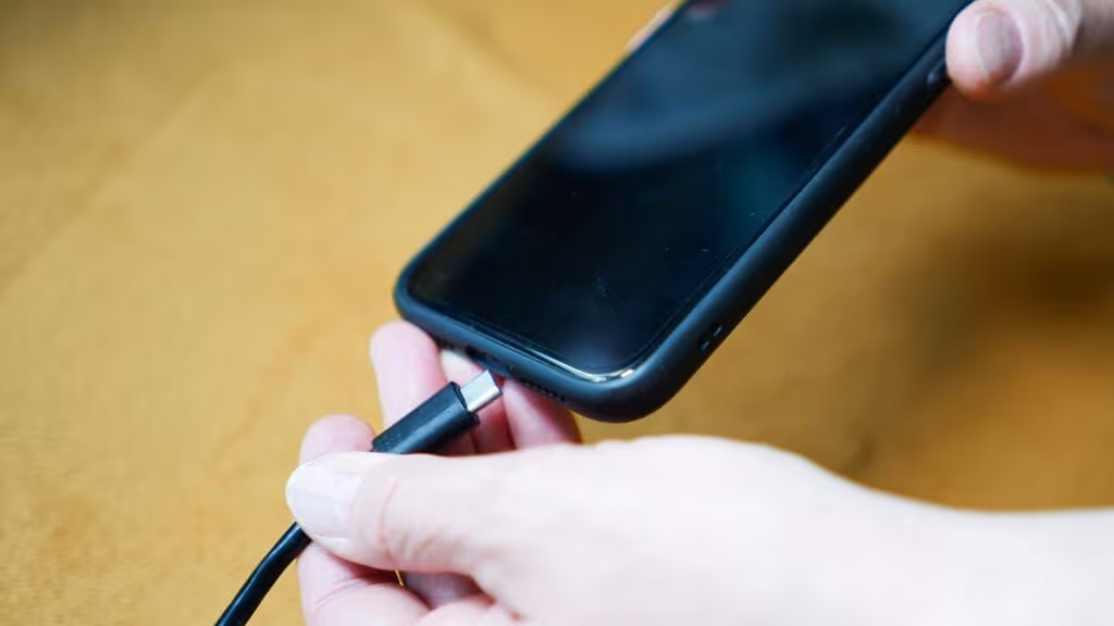 Erros ao carregar o celular que detonam a saúde da bateria e quase todo mundo comete