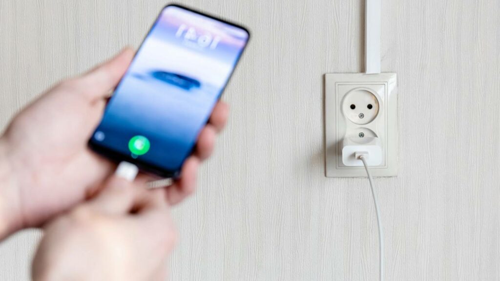 Erros ao carregar o celular que detonam a saúde da bateria e quase todo mundo comete