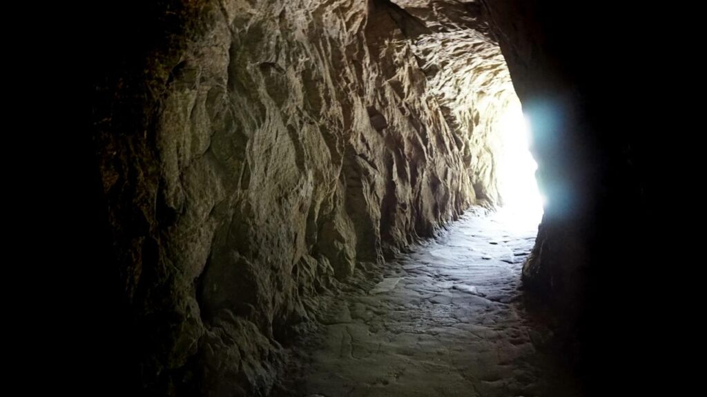 A maior caverna do mundo possui uma floresta escondida, um rio secreto e nuvens subterrâneas