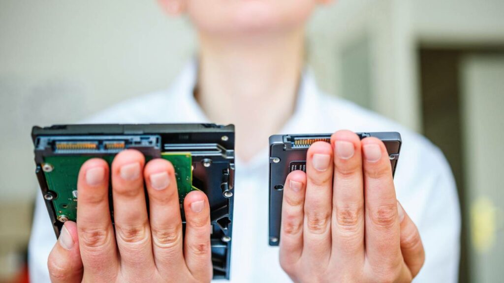 Qual a diferença entre HD e SSD e por que isso muda totalmente o desempenho do computador