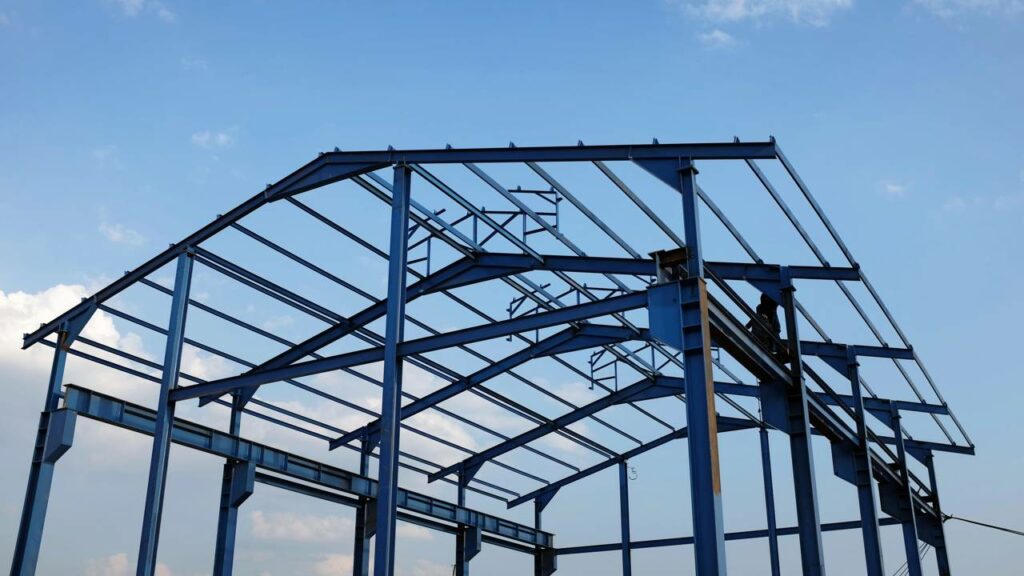 Família sai da cidade e constrói sua casa de campo em Steel Frame com as próprias mãos