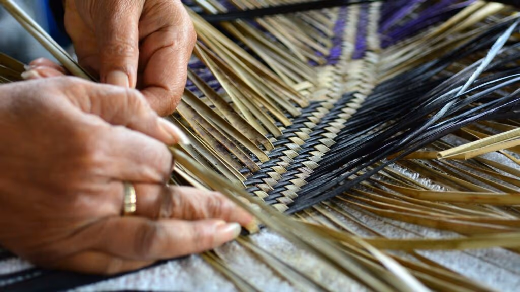 A artesã que tece séculos de histórias com um único fio