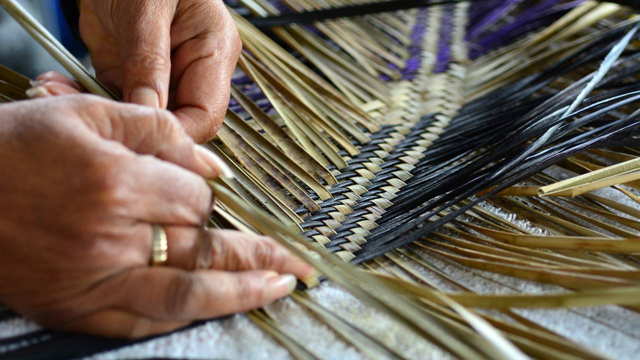 A artesã que tece séculos de histórias com um único fio