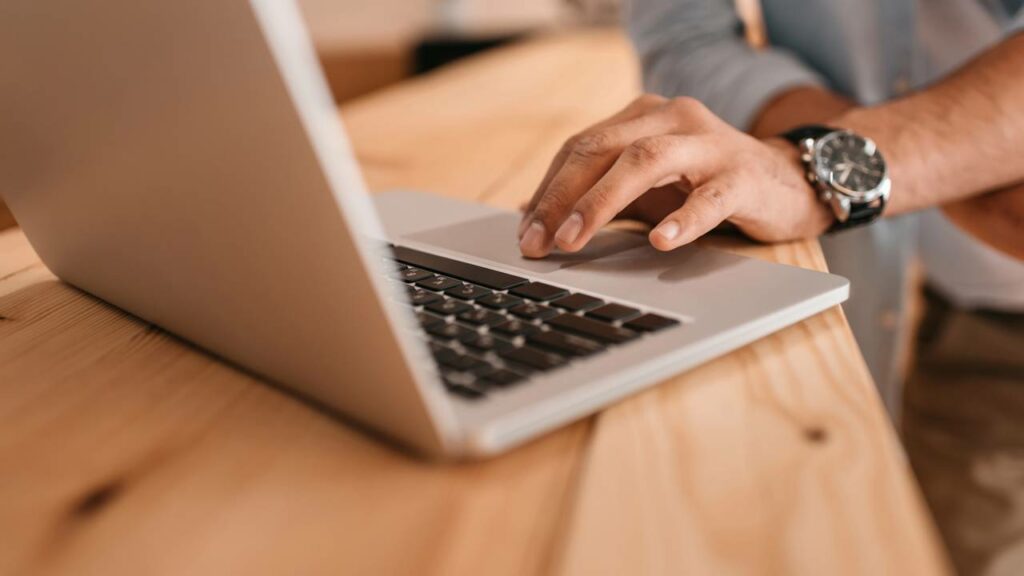 Essas 5 profissões vão dominar o mercado até 2035 com salários de até R$ 35 mil