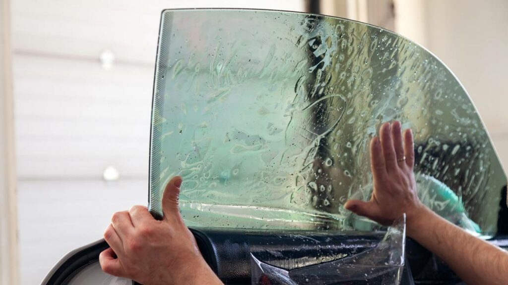 A instalação de películas escurecedoras é permitida, mas existe um limite - Créditos: depositphotos.com / AleksandrKondratov