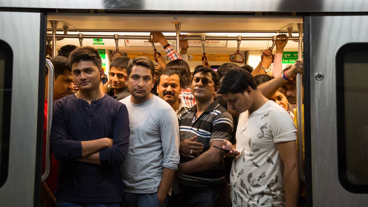 Pessoas viajam em cima de trens lotados nesse país e o motivo vai te deixar sem palavras