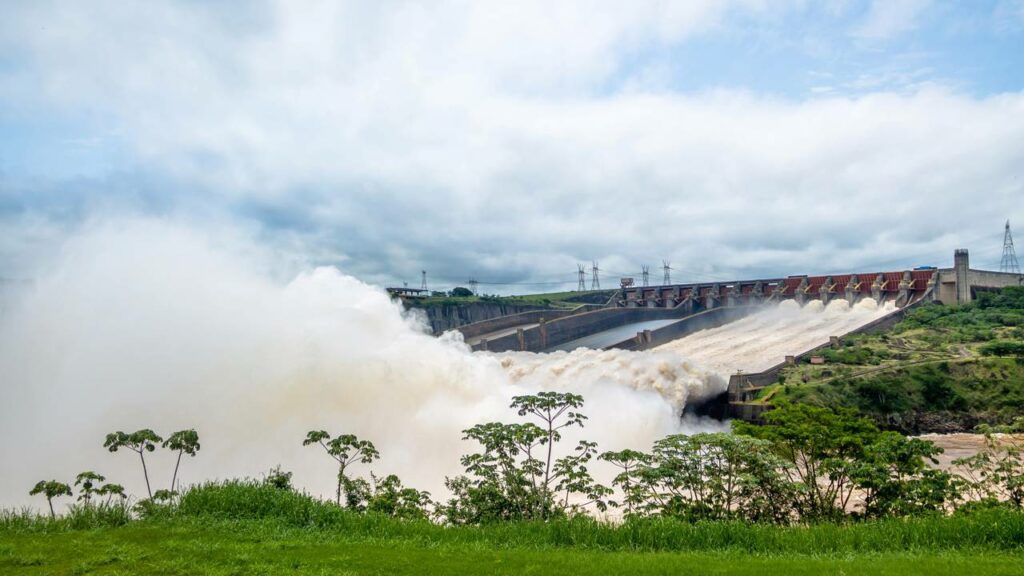 A Usina de Itaipu foi o começo da cidade de Foz do Iguaçu - Créditos: depositphotos.com / diegograndi