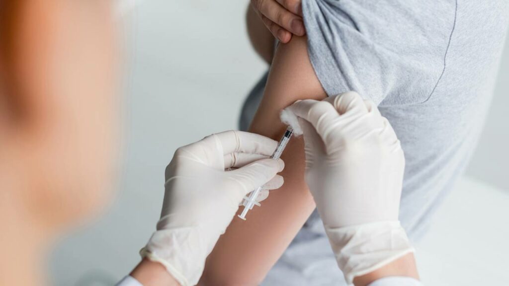 O que realmente acontece no seu corpo quando você toma vacina