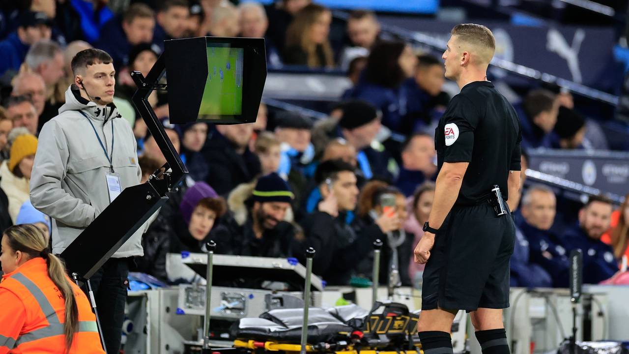 Por que o VAR ainda causa polêmica decisiva no futebol mesmo em 2026