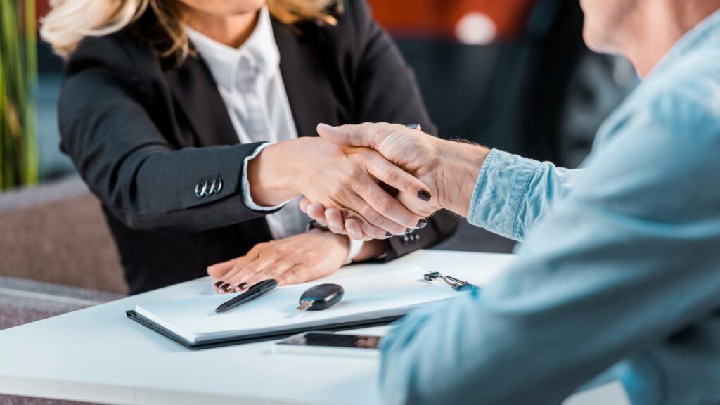 Profissões ideais para quem gosta de falar e negociar