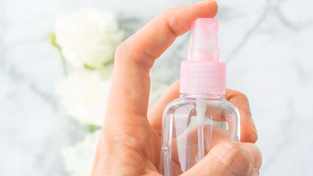 Misturar vinagre com sabão: por que esse truque virou febre na limpeza doméstica