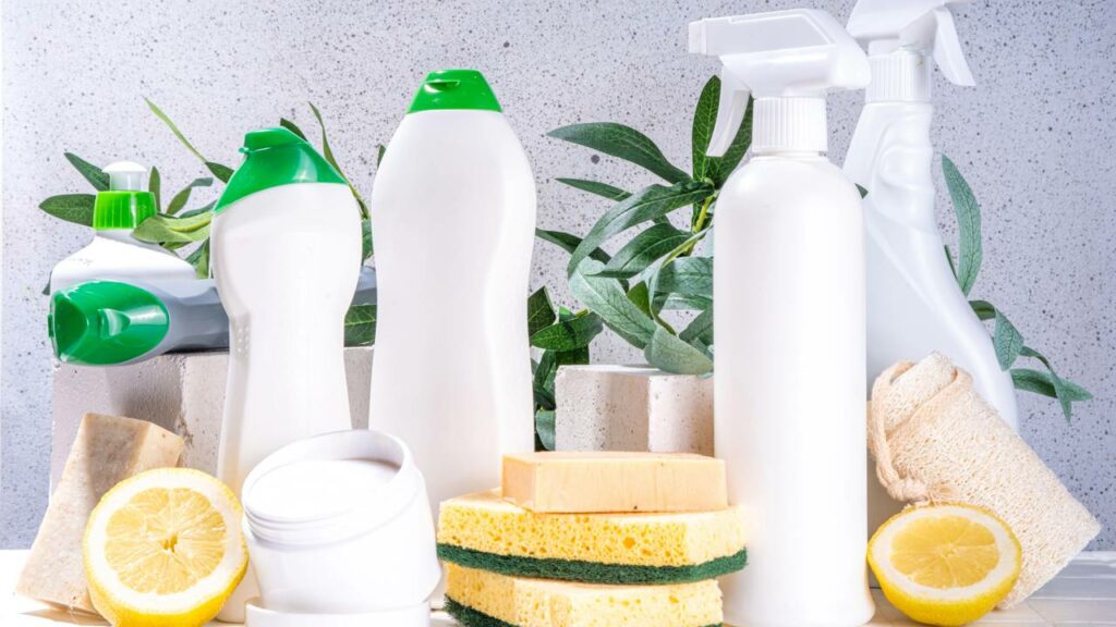 Misturar vinagre com sabão: por que esse truque virou febre na limpeza doméstica