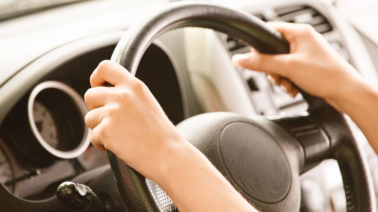 Menino de 12 anos assume o volante a 96 km/h para salvar a mãe