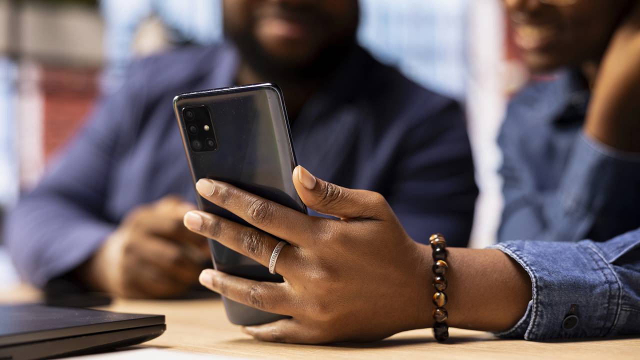 Aprenda como usar o celular como webcam no PC e melhorar muito a imagem em chamadas e reuniões