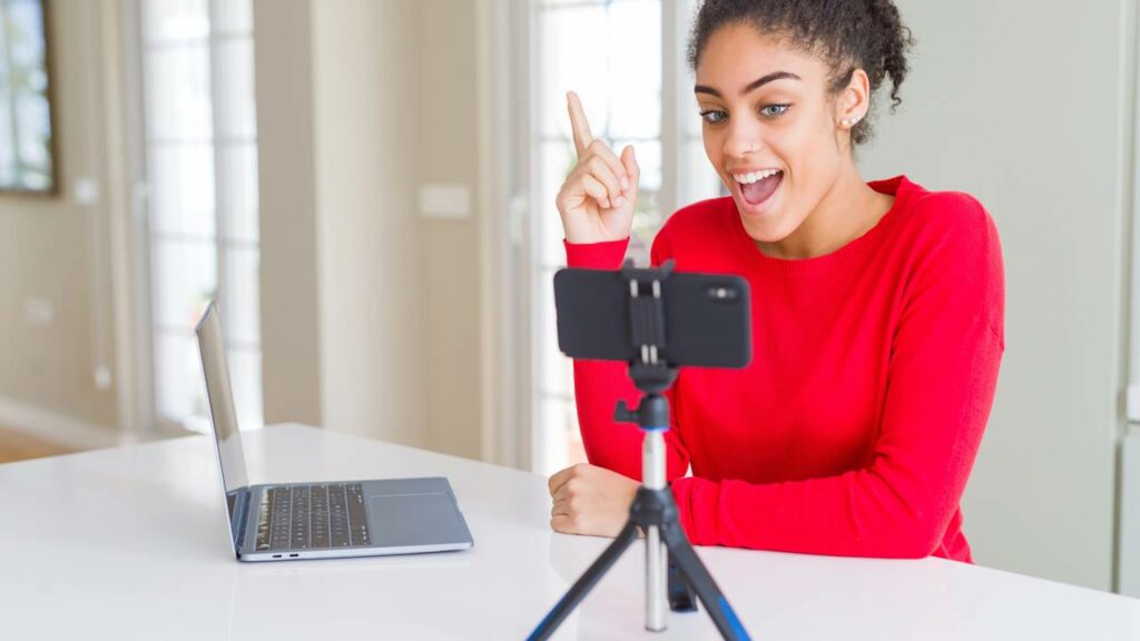 Aprenda como usar o celular como webcam no PC e melhorar muito a imagem em chamadas e reuniões