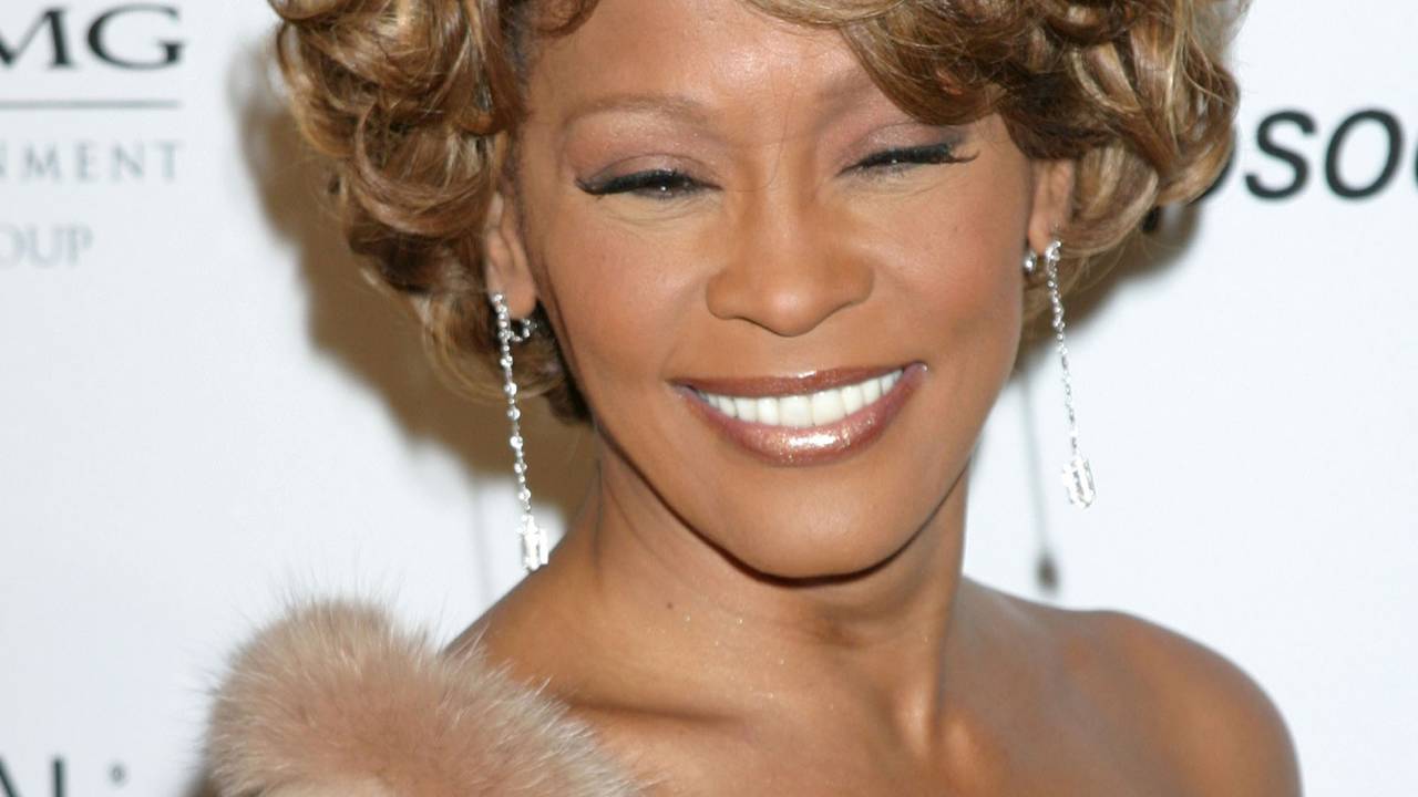 Por dentro da mansão milionária e abandonada de Whitney Houston