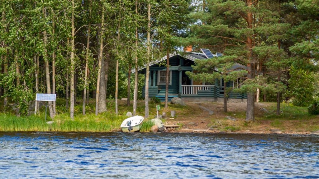 Essa cabana à beira do rio foi feita por uma única pessoa e tem truques geniais contra frio e enchentes