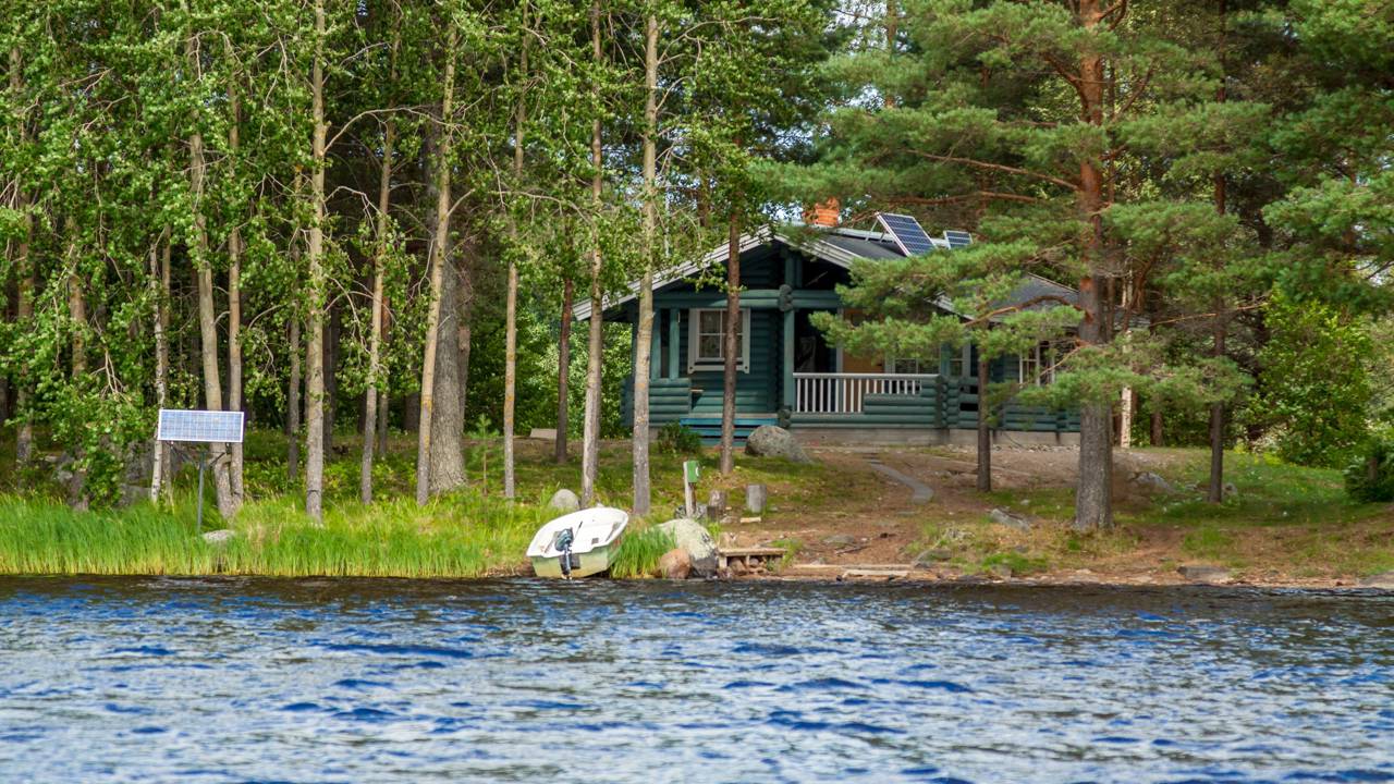 Essa cabana à beira do rio foi feita por uma única pessoa e tem truques geniais contra frio e enchentes