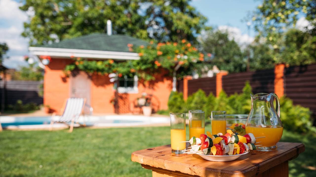 Ele economizou mais de R$ 350 mil e fez um quintal que parece projeto de revista