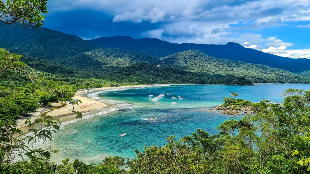 A ilha a 2 horas de São Paulo com praias inacreditáveis e o maior cemitério de navios do Brasil