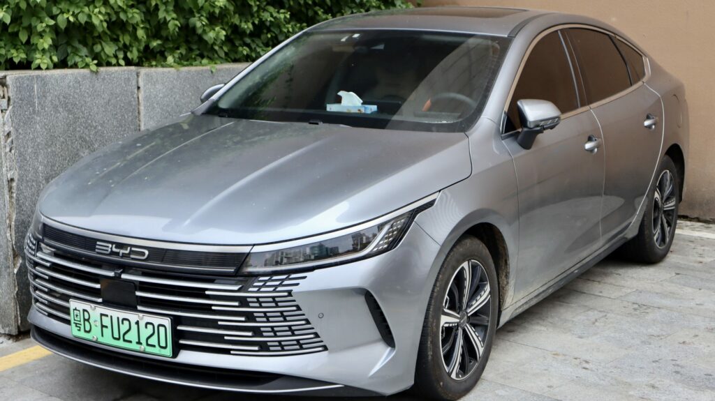 Sedã que faz mais de 16 km/l na estrada e custa menos que Corolla usado