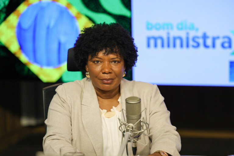 Crusoé: Ministra-cantora da Cultura se complica novamente