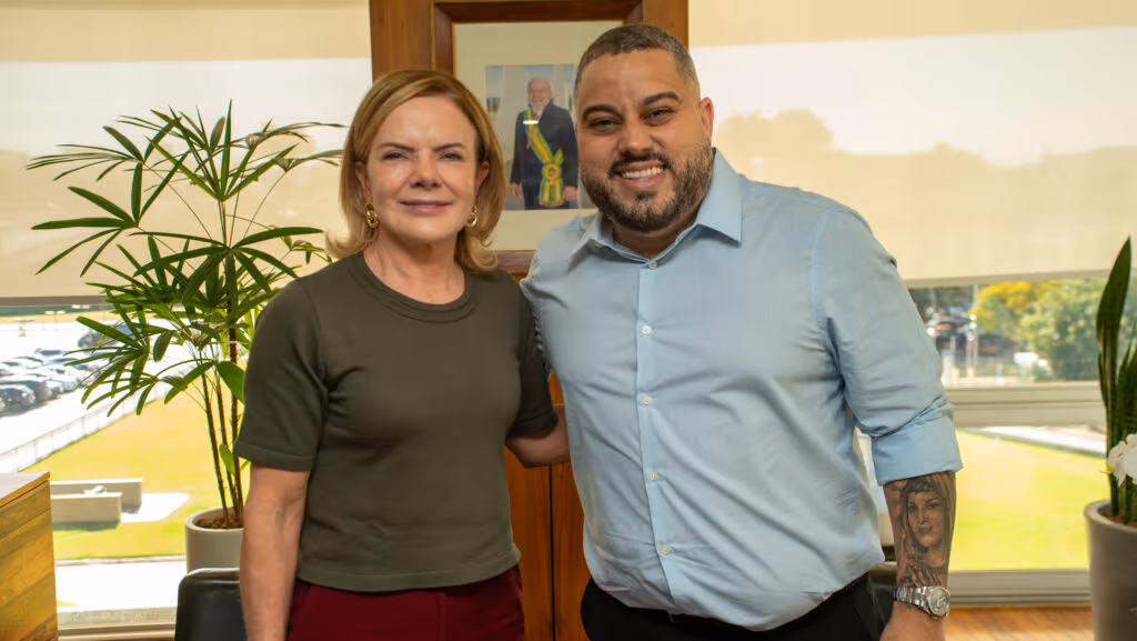 Presidente de escola que homenageou Lula recebeu auxílio de governo Jair Bolsonaro