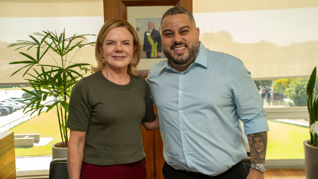 Gleisi recebeu o presidente da escola que homenageou Lula no Planalto