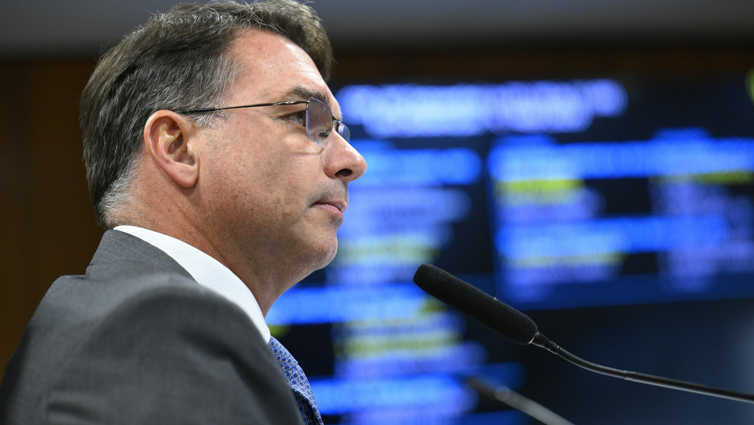 Flávio Bolsonaro publica vídeo de IA que chama Lula de “ladrão”